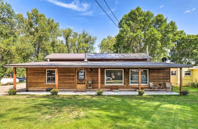 Family Home with Hot Tub - Walk to Johnson Lake!