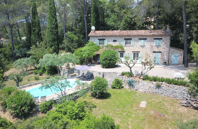 FAMILY BASTIDE WITH HEATED PRIVATE POOL PROVENCE