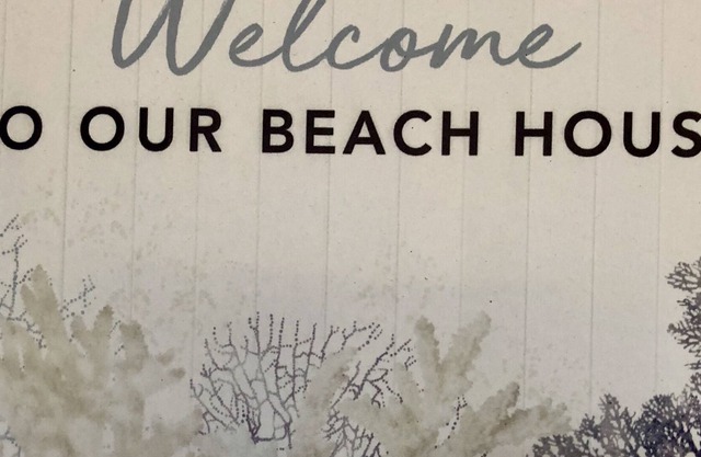 Family Beach House- Walking distance to both the beach & the shops