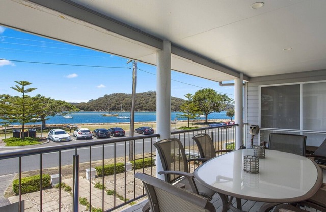 FAMILY BEACHHOUSE - WATERFRONT ETTALONG BEACH