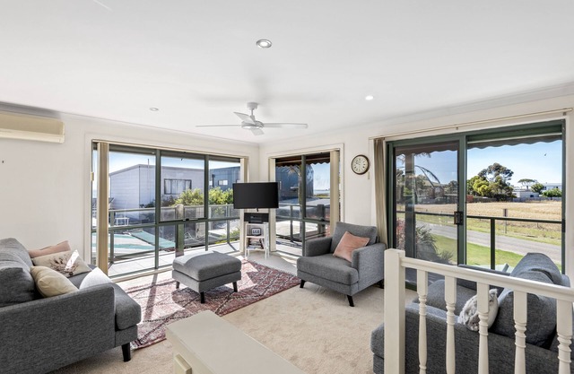 Family beachside retreat-Located a short stroll (30 seconds) from the beach