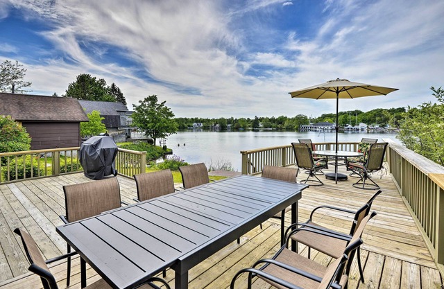 Family Cottage on Chaumont Bay, Walk to Downtown