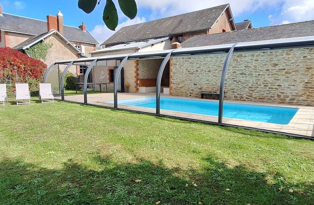 Family cottage with heated pool in Legé