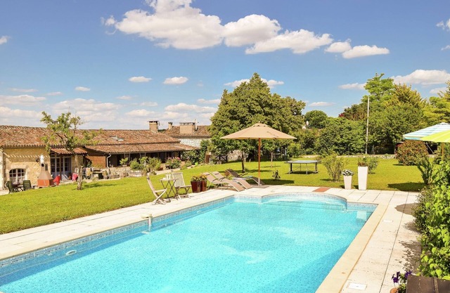 Family Escape with Pool