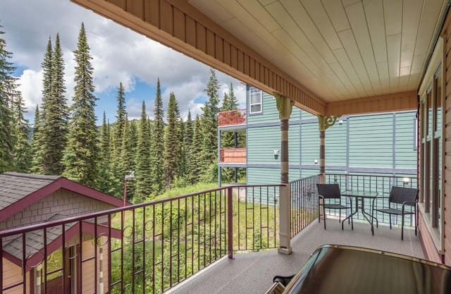 Family Friendly Knoll Home Steps from Silver Queen Chair w/laundry,BBQ,& hot tub