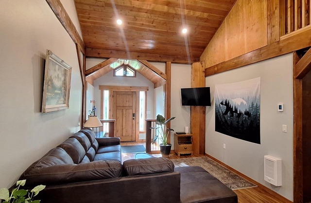 Family friendly 2 bdrm/3 bed home mins from sandy beaches and downtown Nelson!