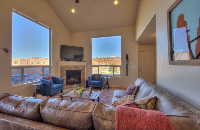 Family Friendly, 2 King Beds, Main Flr Mstr, Great Views, Pool-seasonal & Spa.