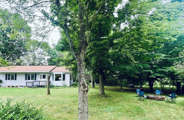 Family Friendly 2BR with Lake Michigan Beach, Skiing, Golf Nearby