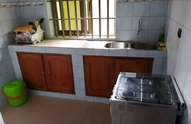 Family-friendly 3-bedroom apartment/WiFi, AC & Fishpond in charming Porto-Novo
