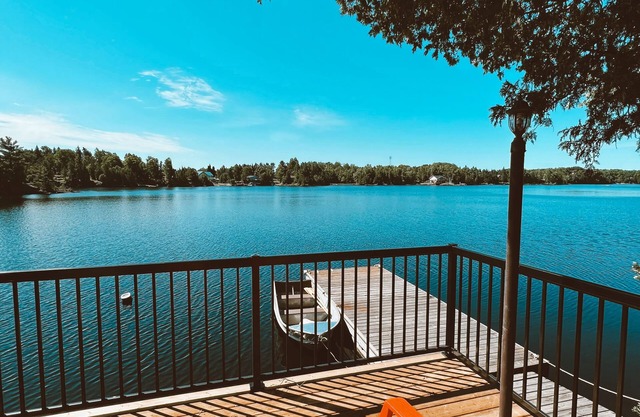 Family-Friendly 3BR Cottage Sleeps 8 Waterfront Pet-Friendly AC+Heat