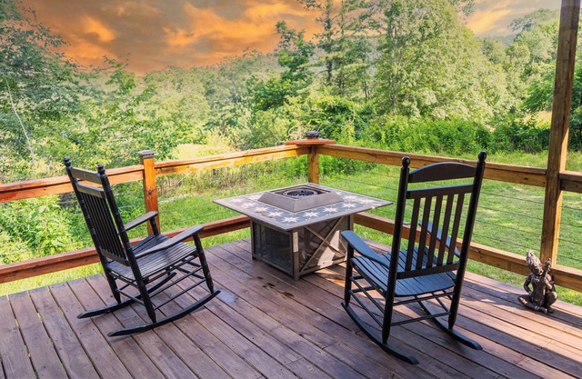 Family-Friendly 3BR Cabin with Mountain Views, Near Trails & Linville Falls