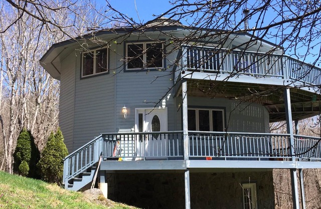 Family-Friendly 5 Acre Mountain Getaway/ski lodge