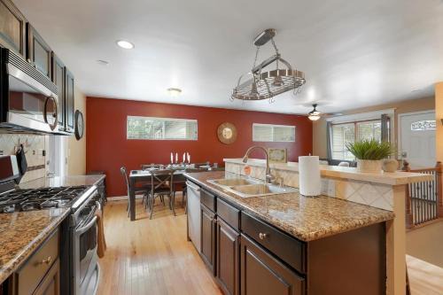 Family-friendly 5br W Patio & Games