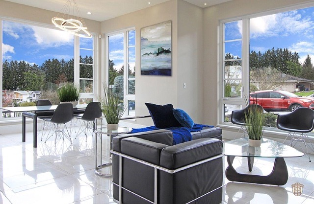 Family Friendly 6 Bed Rooms house - The Chateau Modern & Luxurious