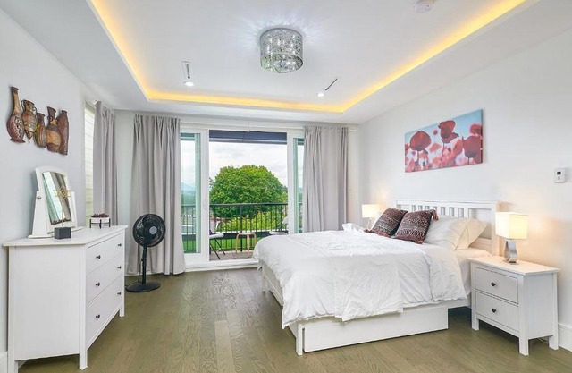 Family Friendly 7 Bed Rooms house The Chateau - ST No. 00177094