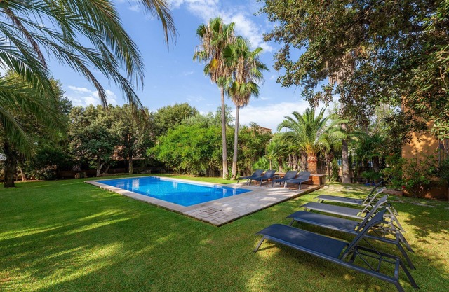 Family-friendly and with a spectacular garden – Holiday Home Cala Bona
