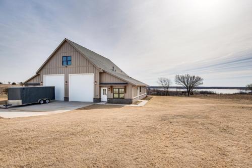 Family-Friendly Apt with Lake Views in Ponca City!