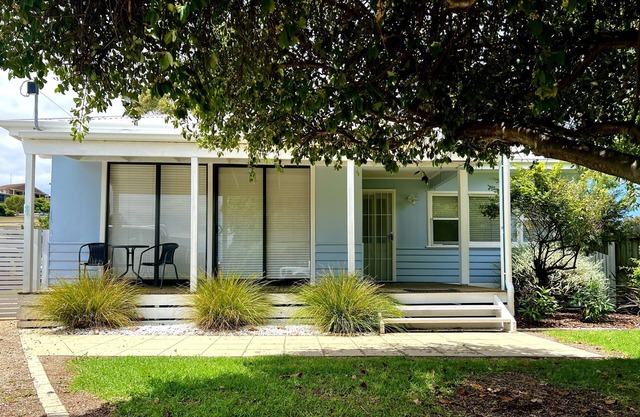 Family Friendly House in quiet court walking distance to Main Street.