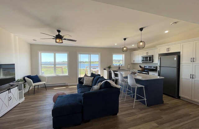 Family Friendly Cottage- Only a 5 Minute Walk From Beautiful North Shore Beach