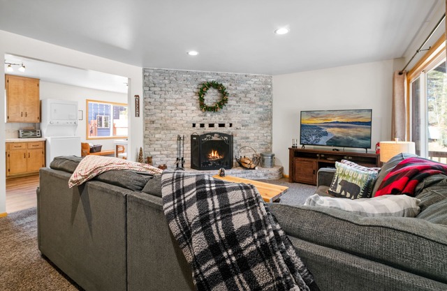 Family Friendly/Couples Retreat/Cozy Chalet/Fenced Patio/Ski Slope View/Fire Pit