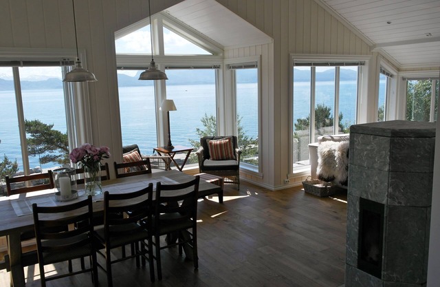 Family-friendly cottage by the sea with fantastic views.