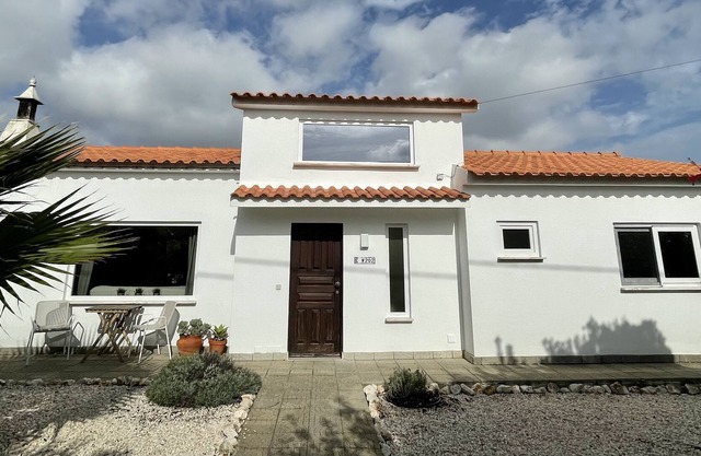 Family Friendly, heated house, Unique Garden and New Swiming Pool
