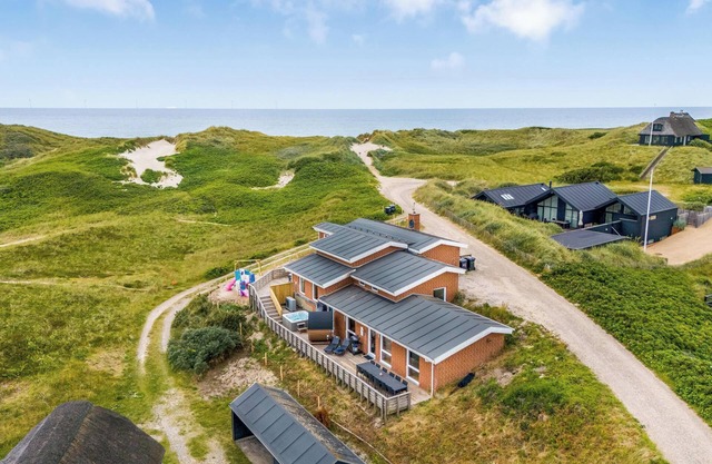 Family-friendly holiday home with indoor pool and outdoor spa 100 meters from.