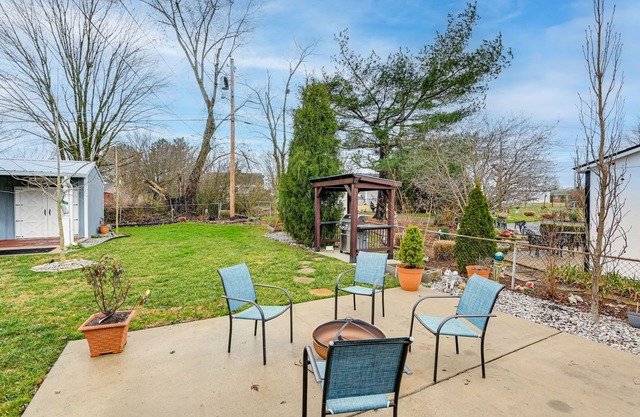 Family-Friendly Home w/Yard: 27 Mi to Nashville!