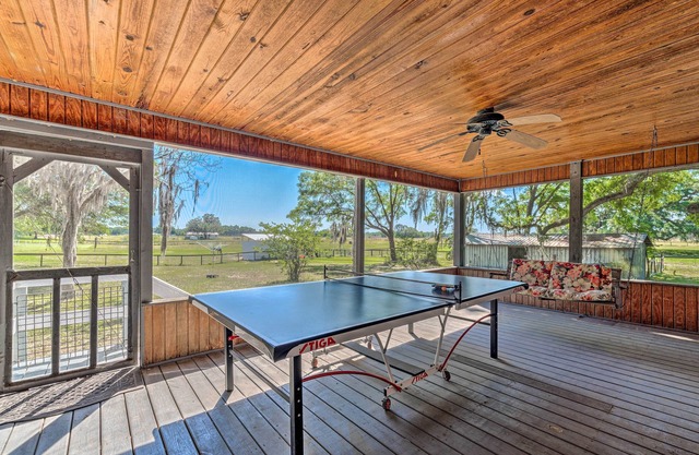 Family-Friendly Home w/Deck by Rainbow Springs!