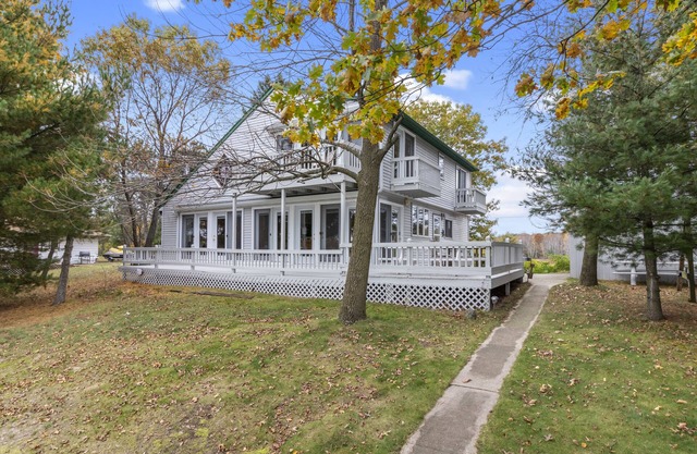 Family Friendly Lake Home with level lot & Large game Rm, Dog friendly!
