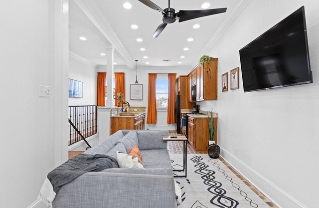 Family-Friendly Mid-City Home: Exclusive 2BR, 1BA, Private Balcony - Furry Friends Welcome!