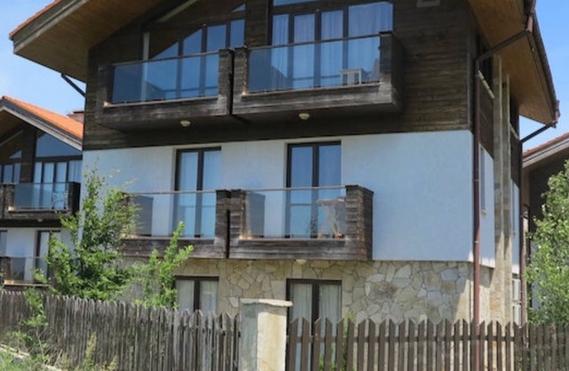 Family friendly stunning ski chalet, 4 bedrooms, 3 bathrooms, Hot Tub, free Wifi