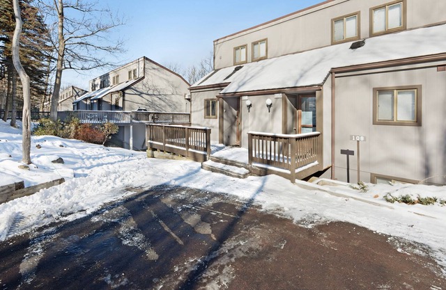 Family-friendly townhome w/shared hot tub, indoor pool, central AC - near slopes