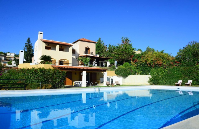 Family friendly villa with private pool & basketball -5min walk to the beach