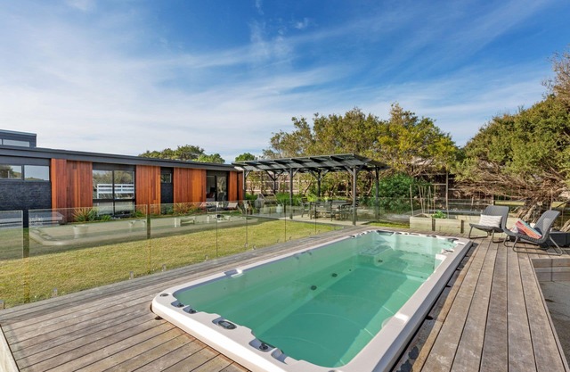 Family fun & relaxation, swim spa, games room, 1 acre of land (sleeps 8)