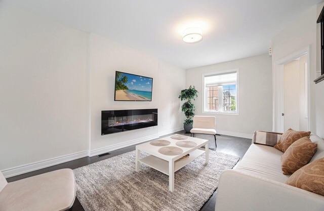 Family Gem Modern Townhome - Under 14 mins to Airport, Shops, Mall, Wonderland