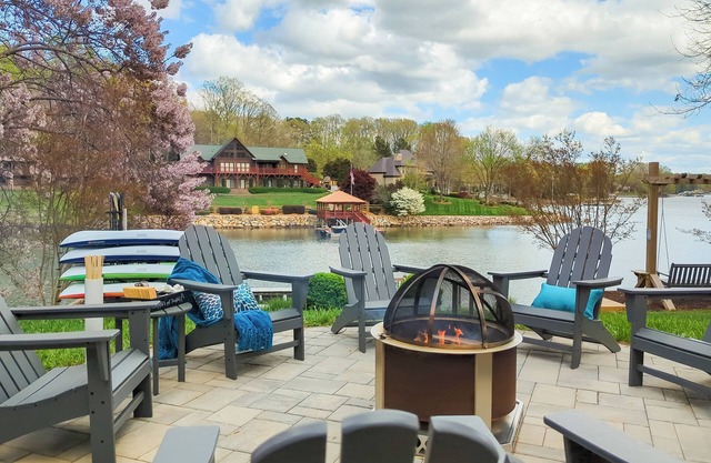Family & Group Retreat with Hot Tub, Kayaks, Firepit & Game Room