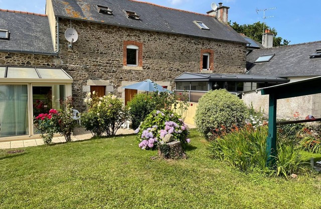 Family home between land and sea