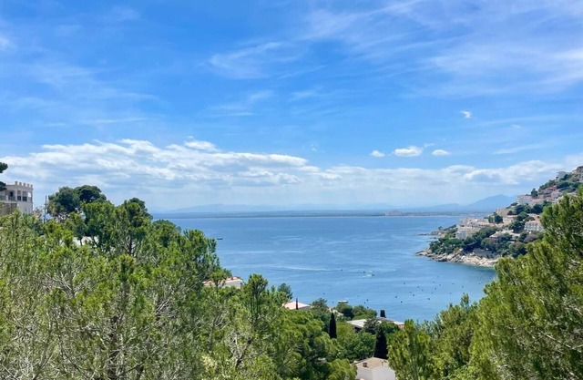 Family home located 5 minutes' walk from the beach.