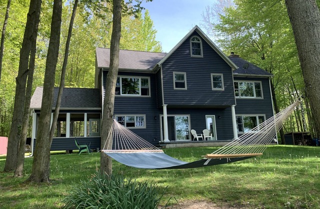 Family Home on a Private Lake Hot Tub: Oct-April! 2 ski resorts 15 minutes away!