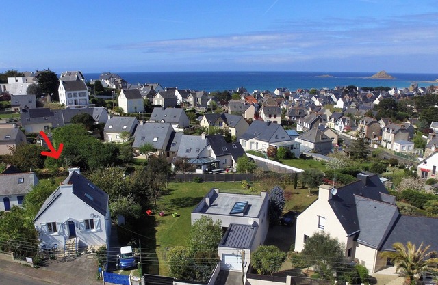 FAMILY HOME WITH ENCLOSED GARDEN IN A QUIET LOCATION: 7 MINUTES' WALK FROM THE BEACH & THE GR34