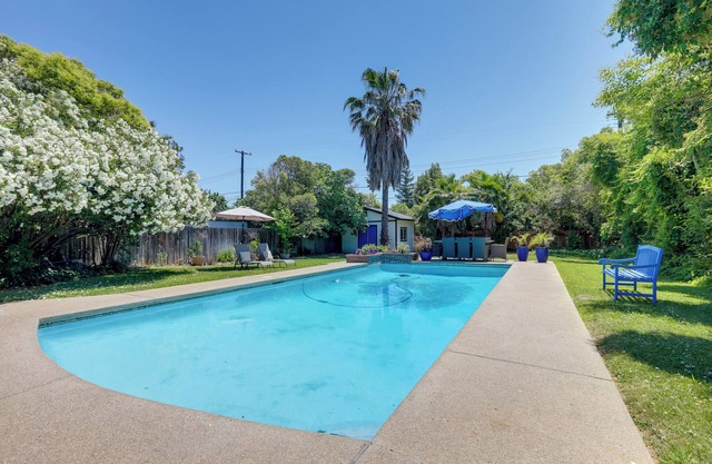 Family Home w/Pool ~ 7 Mi to Downtown Sacramento!