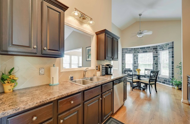 Family Home w/Pool ~ 11 Mi to Greensboro