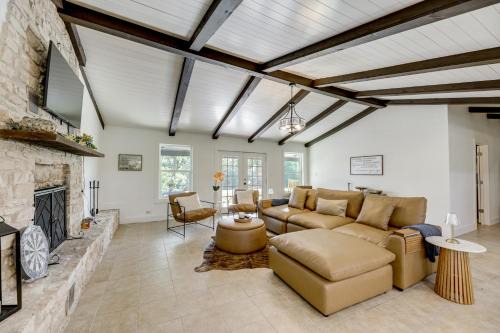 Family Home with Covered Patio and Grill in La Grange