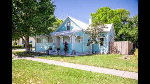 Family Home with Private Pool Yard Only 24 Mi to Disney