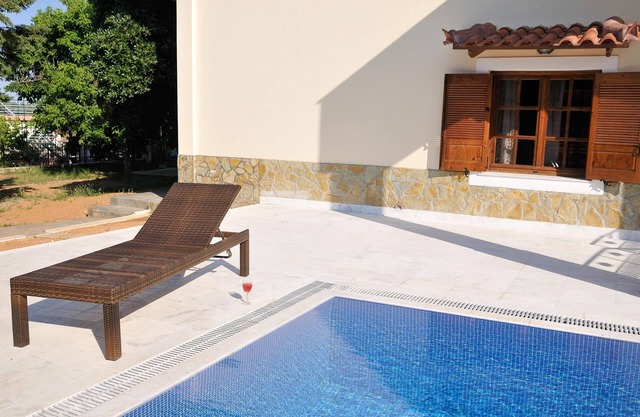 Family Maisonette with Private Pool, near the Beach