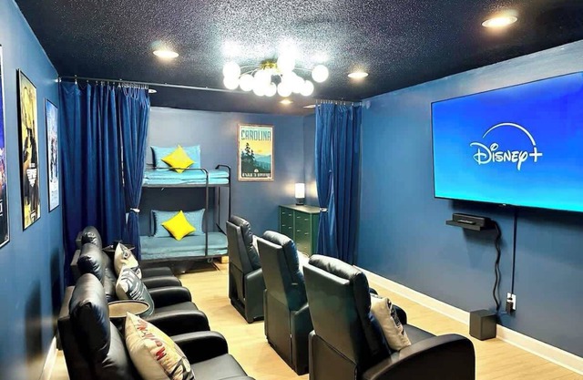 Family Movie and Game Room 2 King 5 Queen and 2 Twin Beds