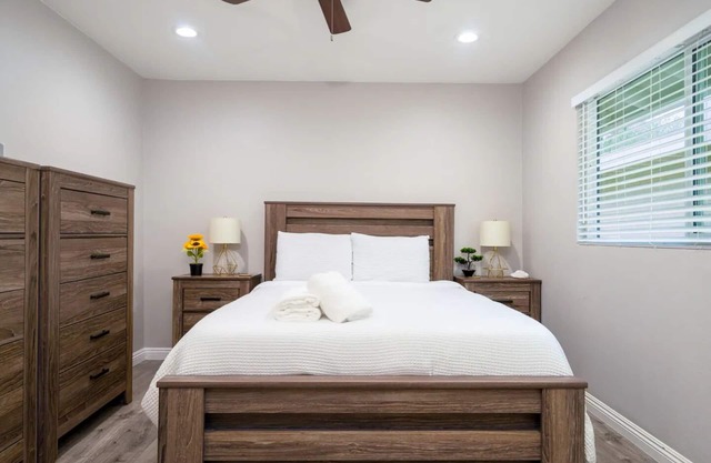 Family Oasis: Modern & Cozy Pet-Friendly Home. Close to Disney