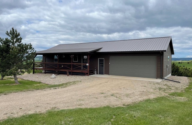 Family & pet friendly cabin. Close to excellent fishing, boating and hunting.