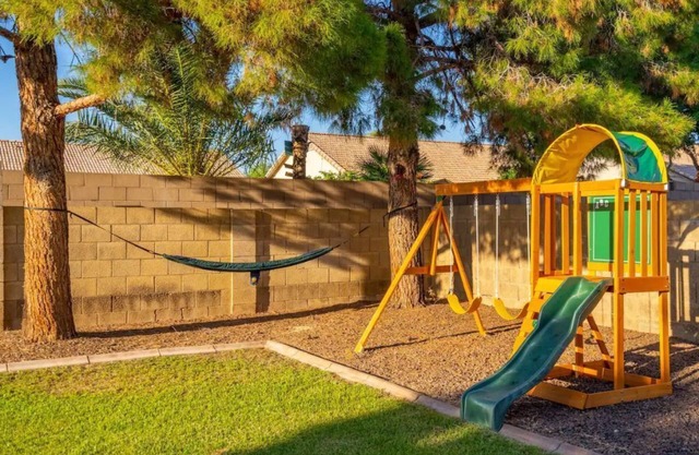 Family/Pet Friendly - Incredible backyard!